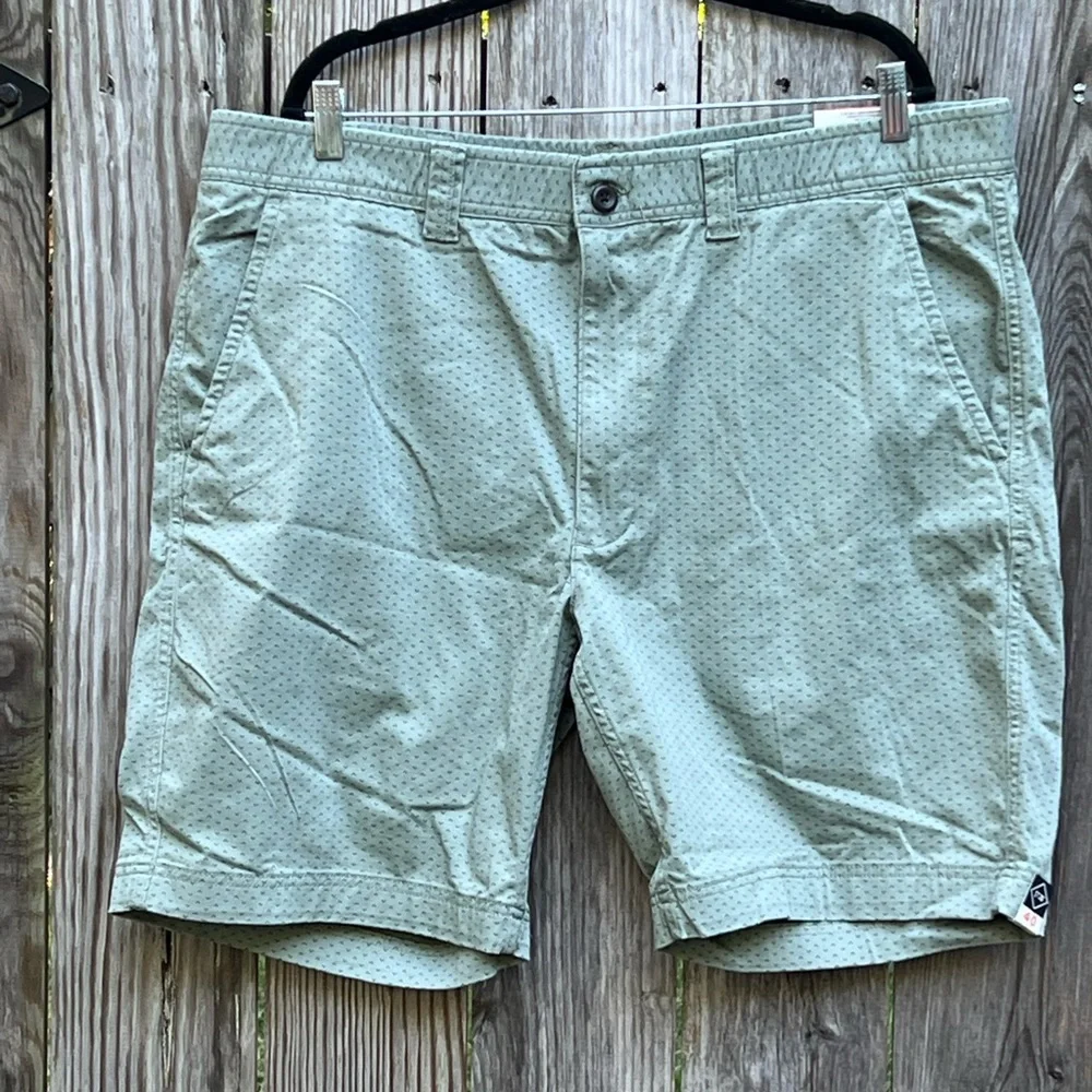 ST JOHNS BAY Light green Triangle design Flat Front Shorts Mens 40 NWT NEW